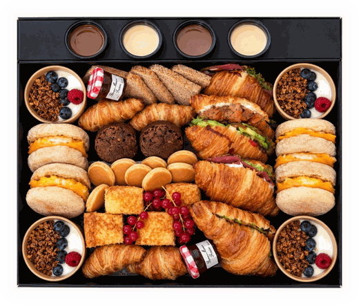 Box brunch Sucré Salé 92 : croissants, muffins anglais œuf et fromage, granola aux fruits rouges, pain perdu, mini pancakes et sauces